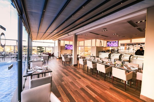 How do UK kitchen restaurants prioritize local sourcing for their ingredients?